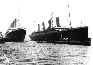 Titanic og Olympic. Olympic har tabt en propel og&nbsp; er p&aring; vej i den t&oslash;rdok som Titanic midlertidig har forladt.
